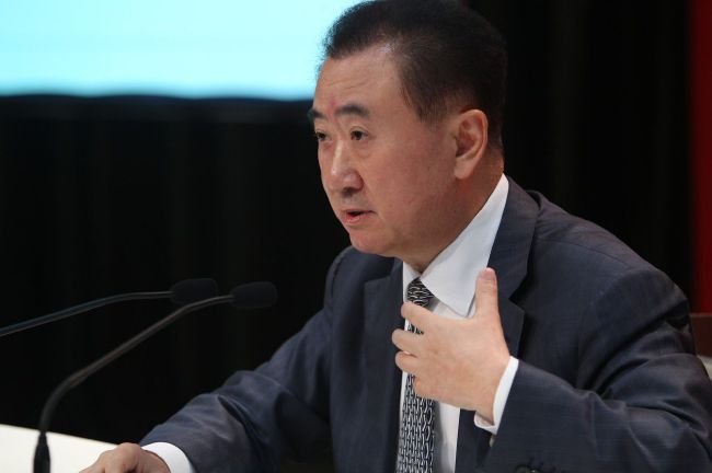 为了摆脱安东尼奥，巴帕罗答应用劳拉·佩芭的假名字给他写信。